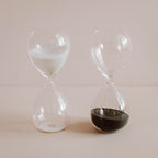 Reloj de arena decorativo de vidrio y arena blanca