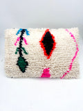 Funda de cojín bereber marroquí en crudo con motivos de colores