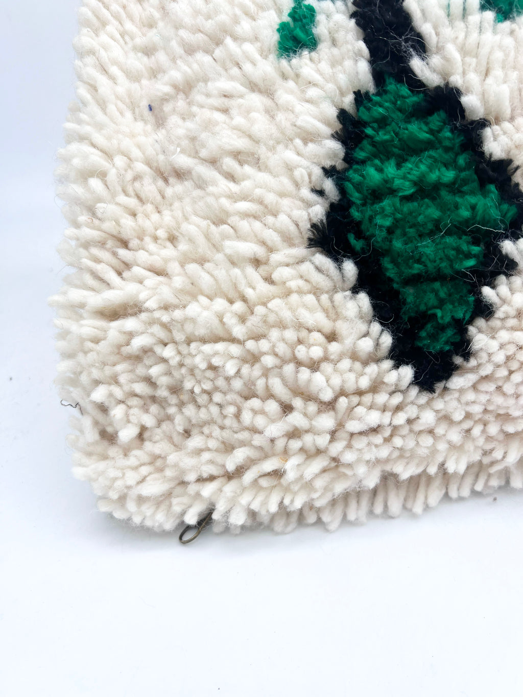 Funda de cojín bereber marroquí en crudo con motivos de colores