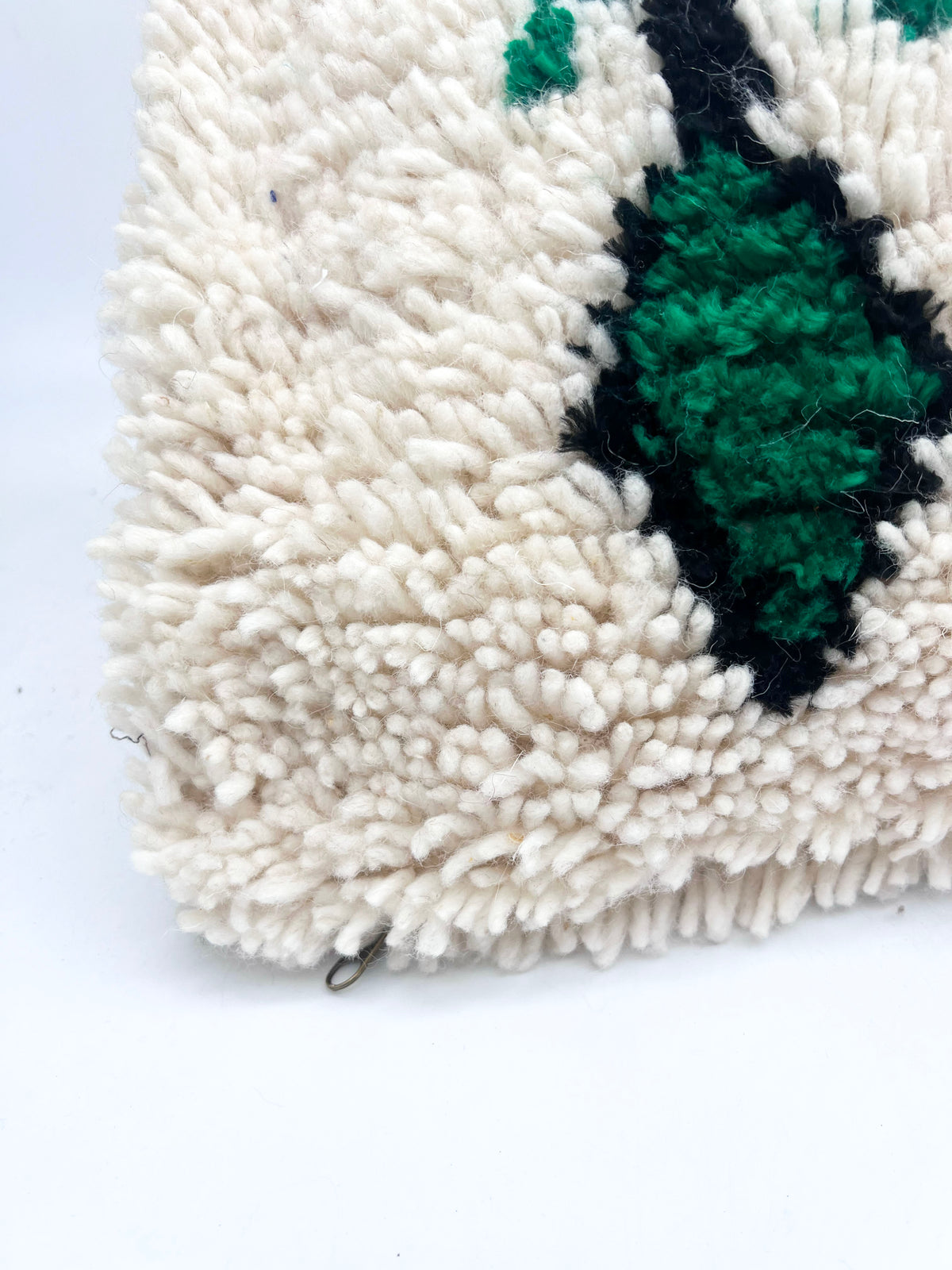Funda de cojín bereber marroquí en crudo con motivos de colores