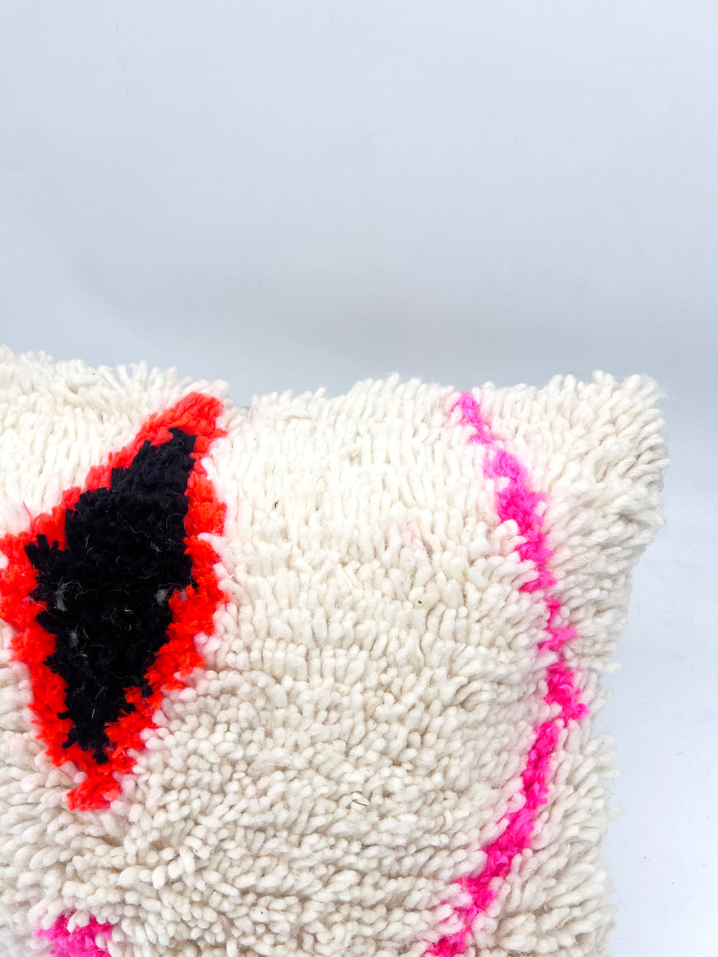 Funda de cojín bereber marroquí en crudo con motivos de colores