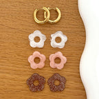 Instants Plaisirs – 10 - Coffret Créoles Flora Acier, boucles d'oreilles créoles dorées et pendentifs fleurs de différentes couleurs