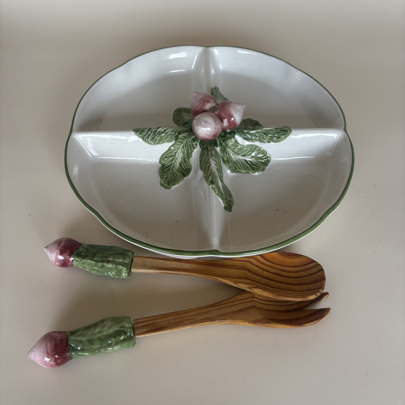 Plat En Barbotine Avec Couverts