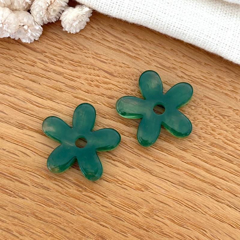 Instants Plaisirs – Fleurs "Maria" Acétate, deux perles en forme de fleur vert émeraude sur bois clair