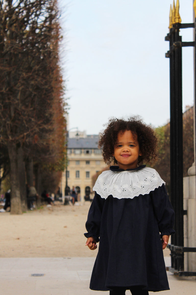 Robe Dauphine En Lainage Col Amovible Broderie Anglaise - Bleu