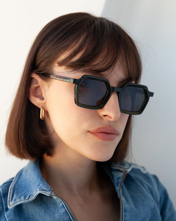 Gafas de sol Danica Olive: montura hexagonal, usada por una mujer