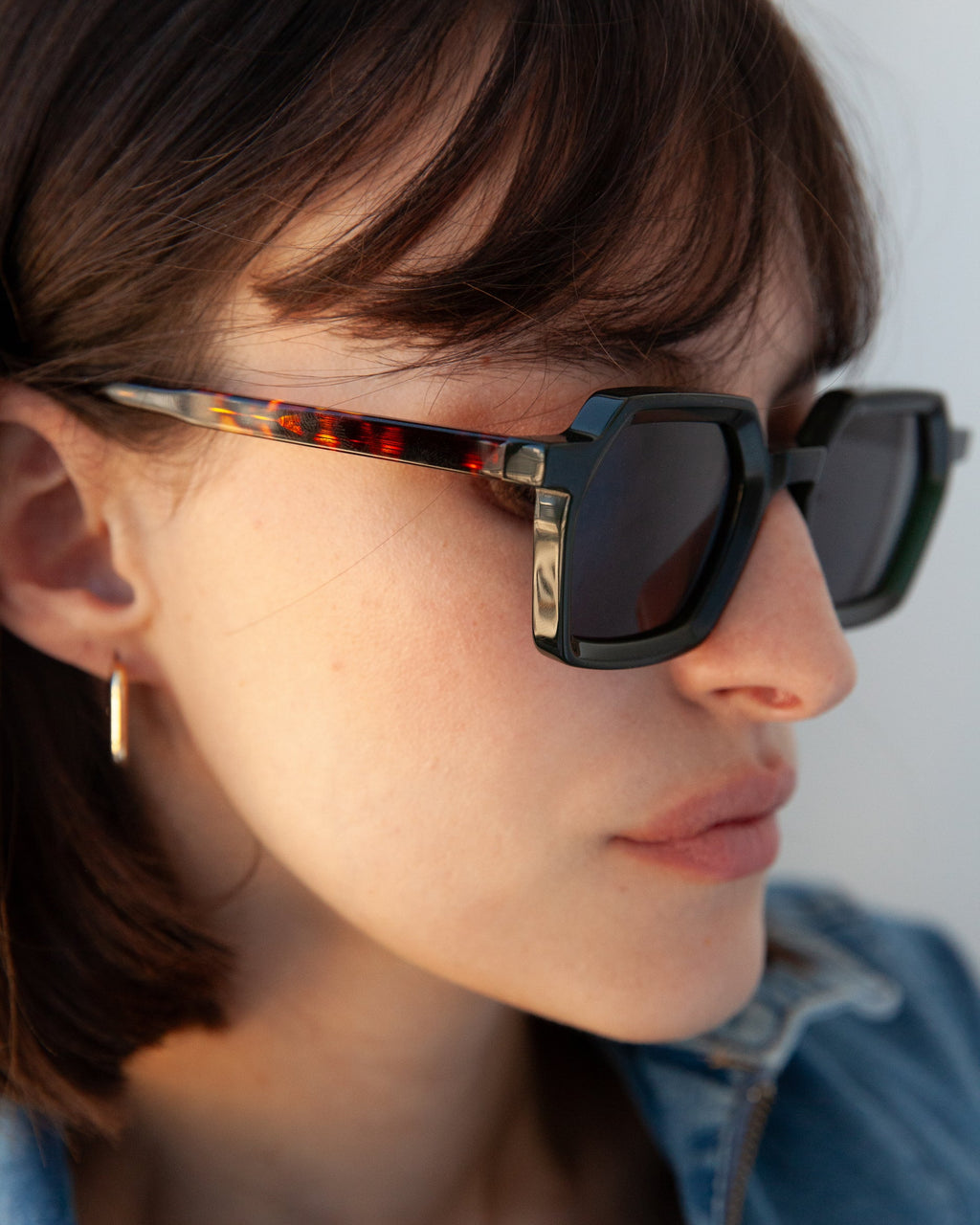 Lunettes de soleil Danica Olive — monture hexagonale, portées par une femme