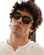 Lunettes de soleil Danica Olive — monture hexagonale, portées par un homme