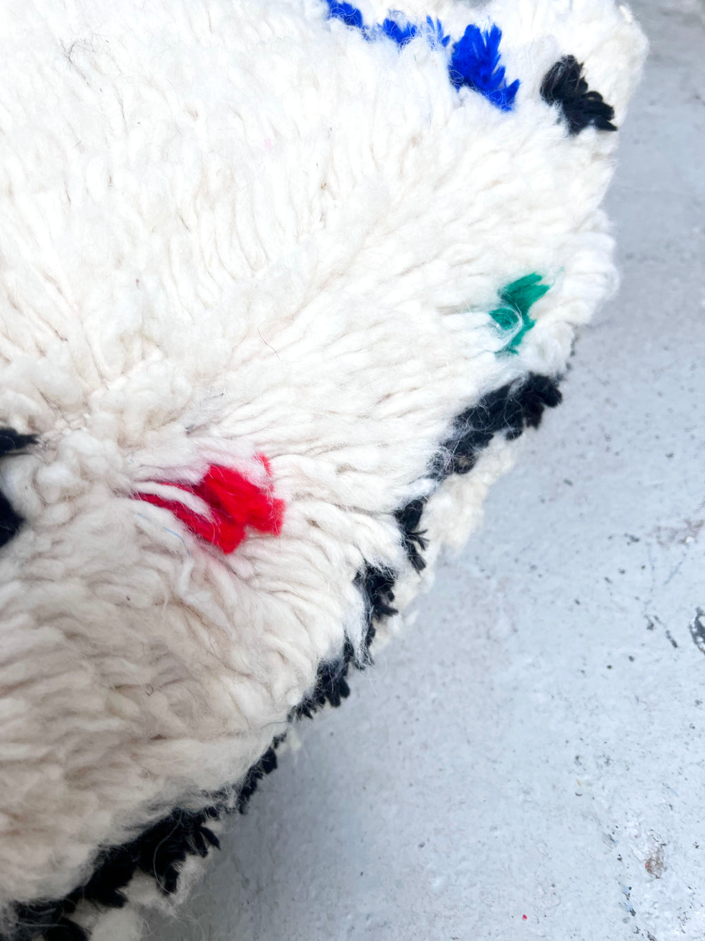 Pouf berbero marocchino écru con motivi colorati