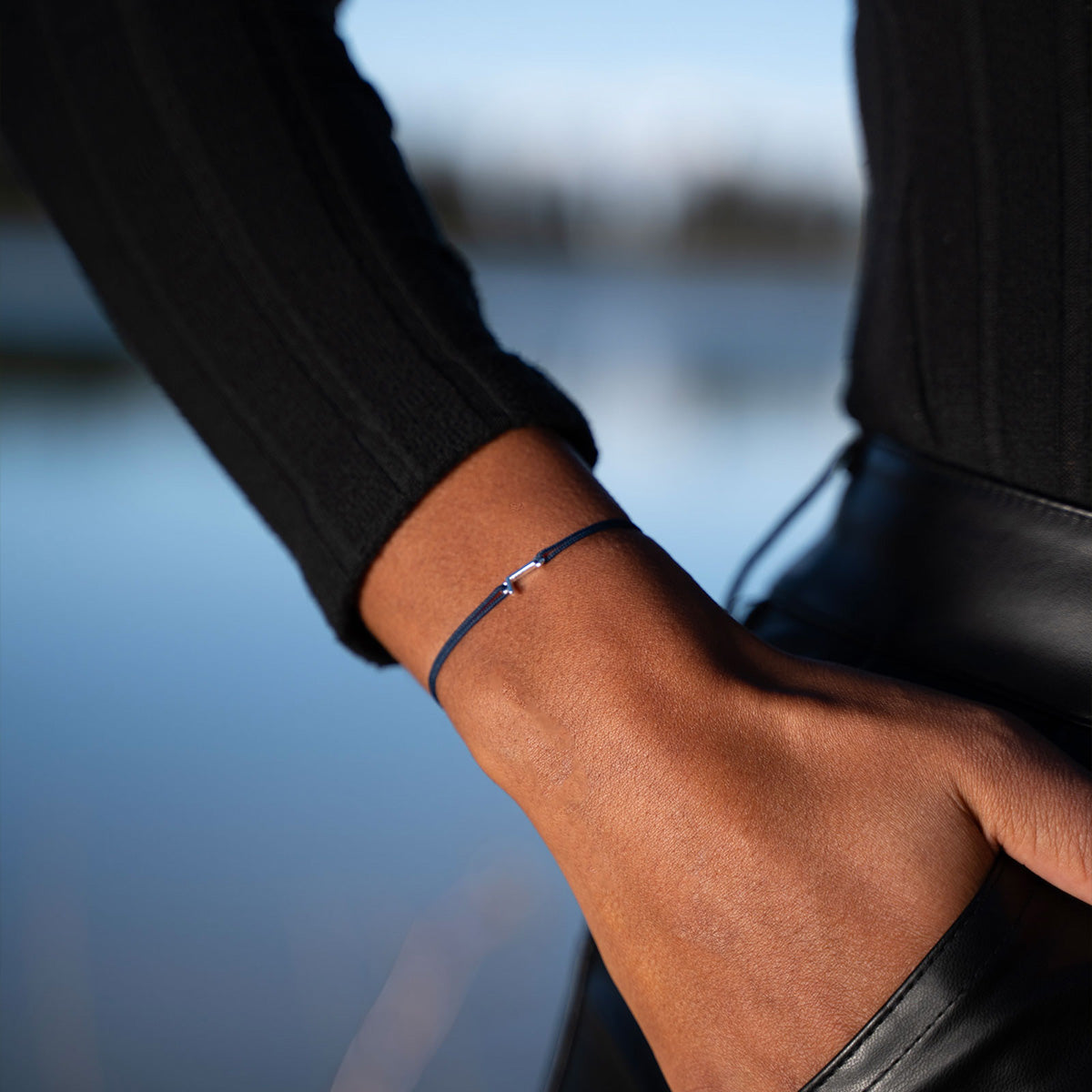 Pulsera L - Bañada en Plata - Negro