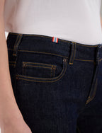 Ines De La Fressange – Jeans Anemone - Raw, primo piano sulla tasca anteriore di un paio di jeans blu marino
