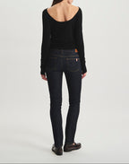 Ines De La Fressange – Jeans Anemone - Grezzo, modella di schiena che indossa un maglione nero e jeans blu scuro