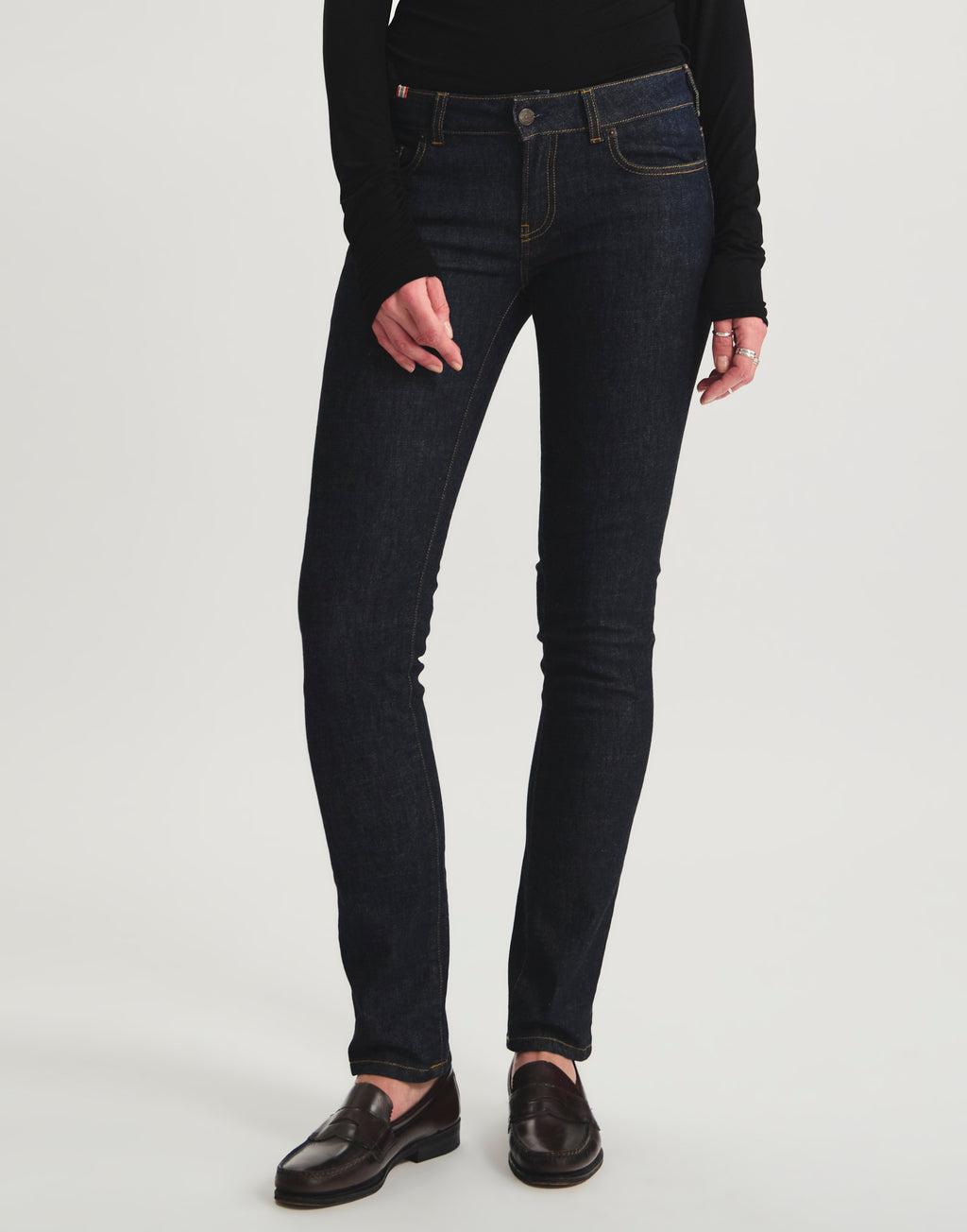 Ines De La Fressange – Jeans Anemone - Raw, jeans slim blu marino indossati da una modella, vista frontale