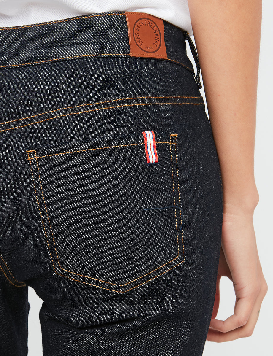 Ines De La Fressange – Jeans Bamboo - Marineblau, Rückansicht einer marineblauen Jeans mit braunem Lederetikett