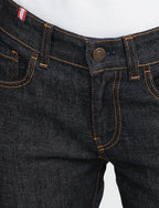 Ines De La Fressange – Jeans Bamboo - Marineblau, Nahaufnahme des oberen Teils einer dunkelblauen Jeans mit orangefarbenen Nähten