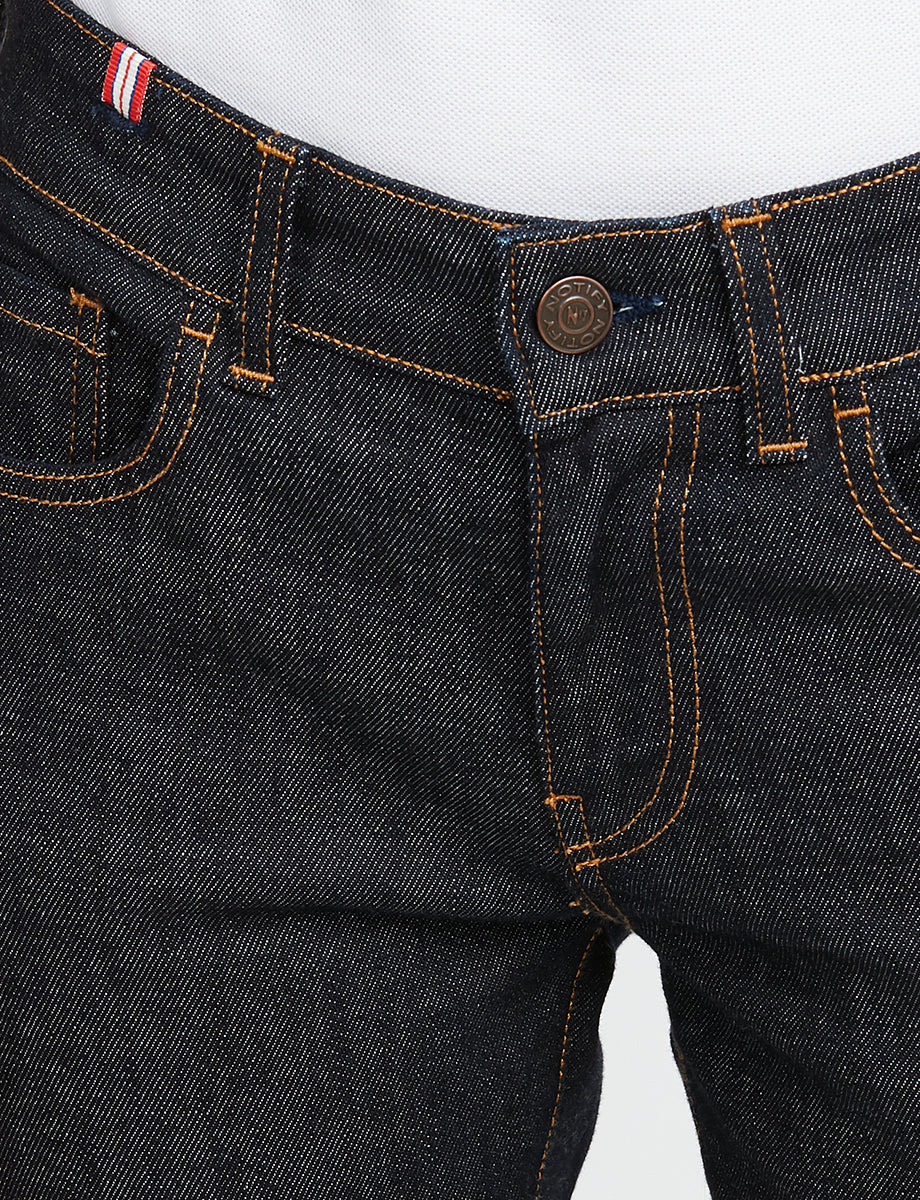 Ines De La Fressange – Jeans Bamboo - Marineblau, Nahaufnahme des oberen Teils einer dunkelblauen Jeans mit orangefarbenen Nähten