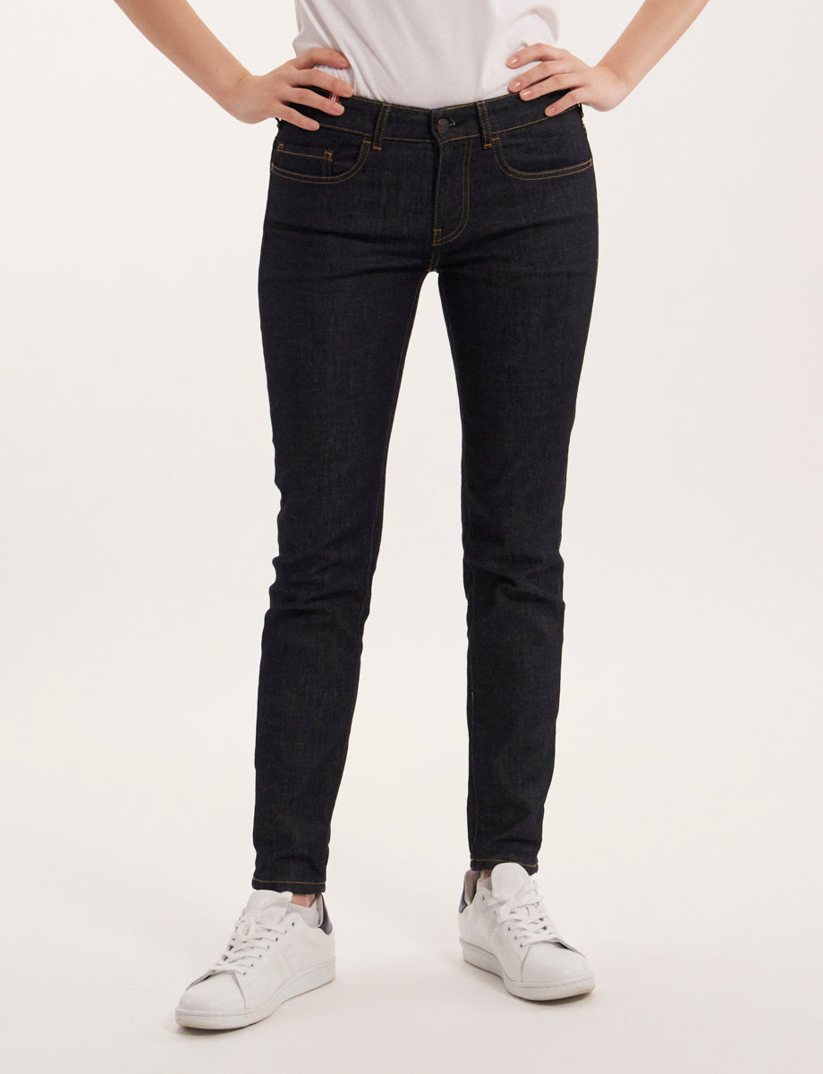 Ines De La Fressange – Jeans Bamboo - Marineblau, unbehandelte Slim-Fit-Jeans von einem Model getragen, Vorderansicht