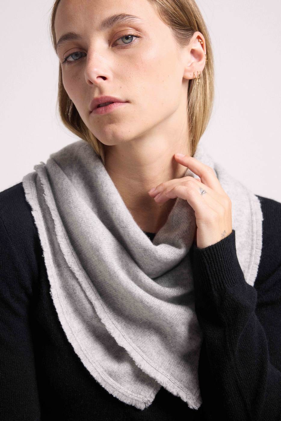Bufanda Cuadrada con Flecos Unisex Irma en Cachemira - Gris Claro