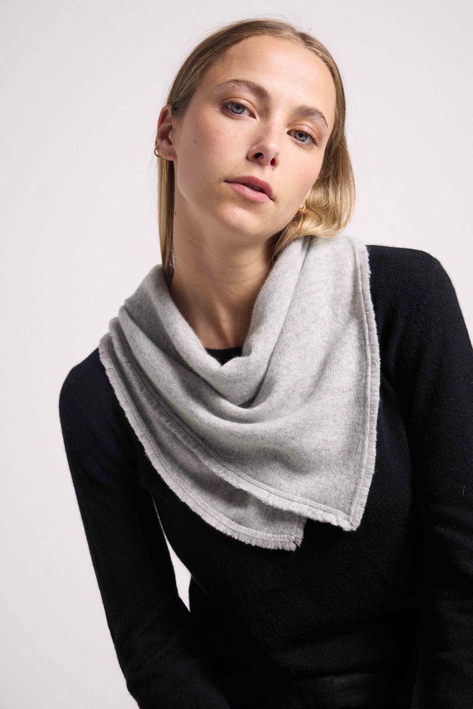 Bufanda Cuadrada con Flecos Unisex Irma en Cachemira - Gris Claro