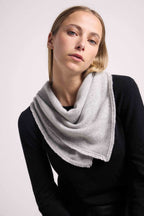 Bufanda Cuadrada con Flecos Unisex Irma en Cachemira - Gris Claro