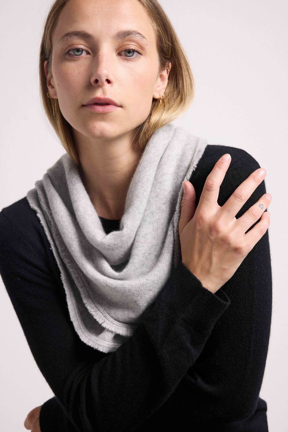 Bufanda Cuadrada con Flecos Unisex Irma en Cachemira - Gris Claro