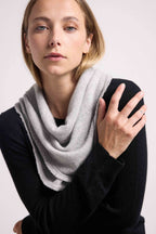 Bufanda Cuadrada con Flecos Unisex Irma en Cachemira - Gris Claro