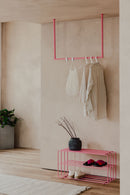 Kleiderstange RUBI in pink, minimalist Ankleide mit Kleidung und Schuhablage im modernen Raum. Ideal für stilvolle Organisation.