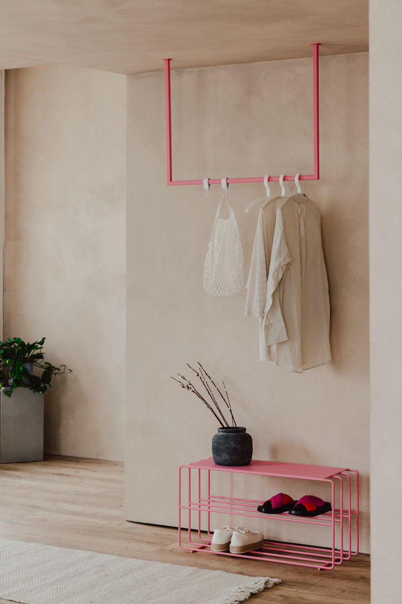 Kleiderstange RUBI in pink, minimalist Ankleide mit Kleidung und Schuhablage im modernen Raum. Ideal für stilvolle Organisation.