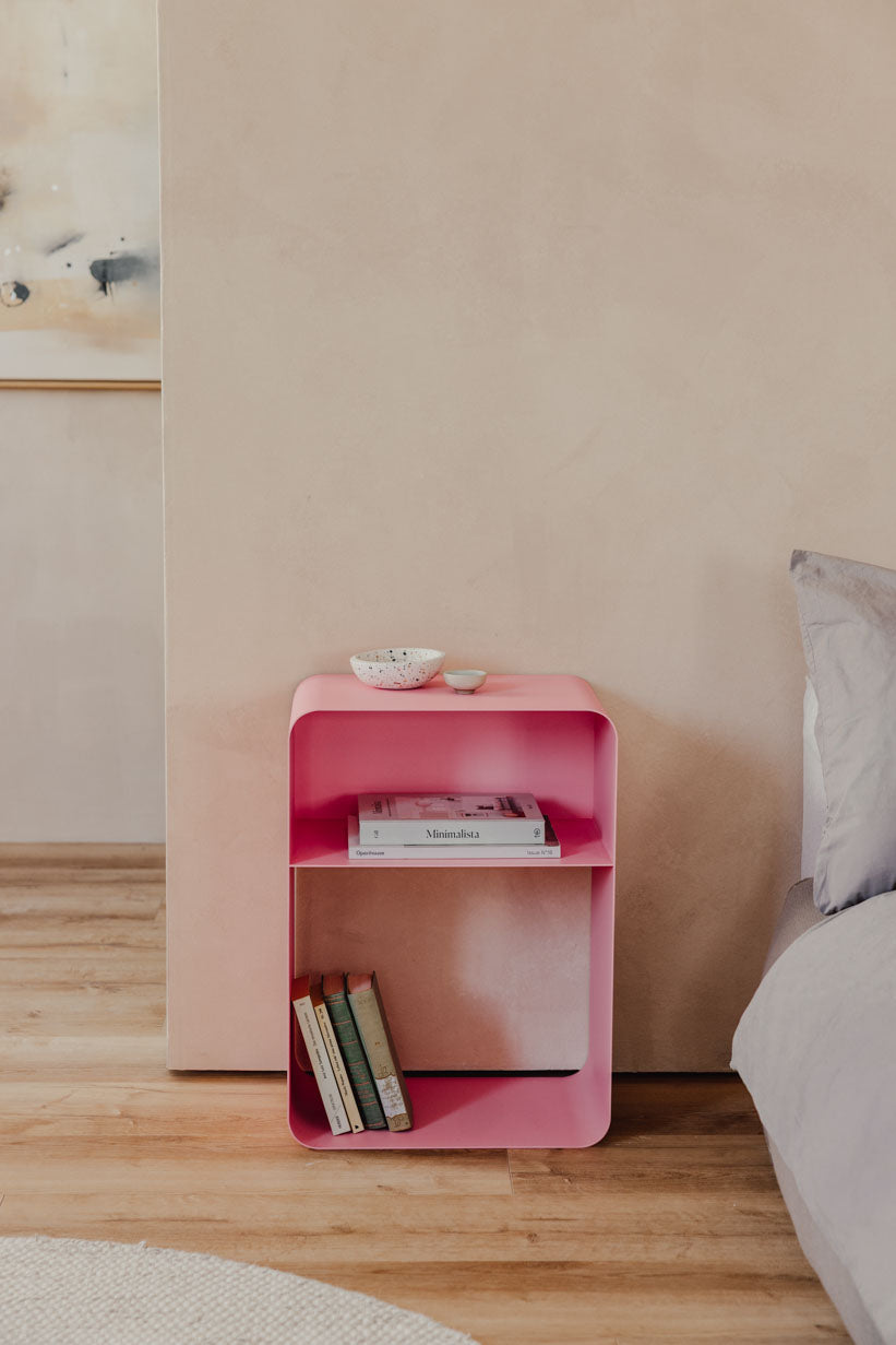 Stehender Nachttisch in Pink mit sanften Formen und minimalistischen Design im Schlafzimmer.