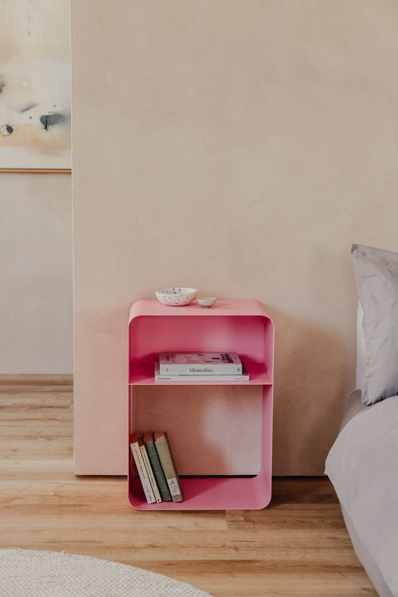 Stehender Nachttisch in Pink mit sanften Formen und minimalistischen Design im Schlafzimmer.
