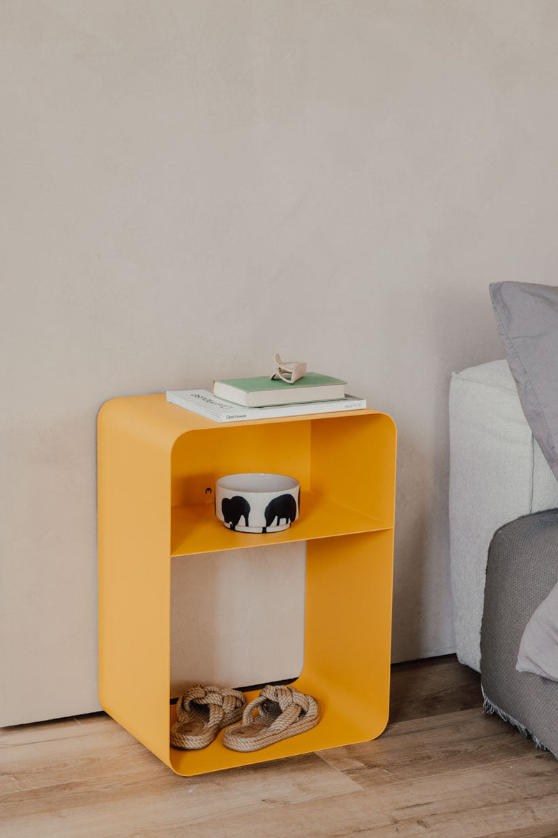 Stehender Nachttisch in Gelb mit minimalistischer Form und kratzfester Oberfläche, ideal für moderne Wohnräume.