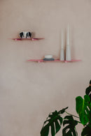 Wandregal LENN in Rosa, minimalistische Gestaltung mit Dekoration auf zwei Ebenen an einer Wand.