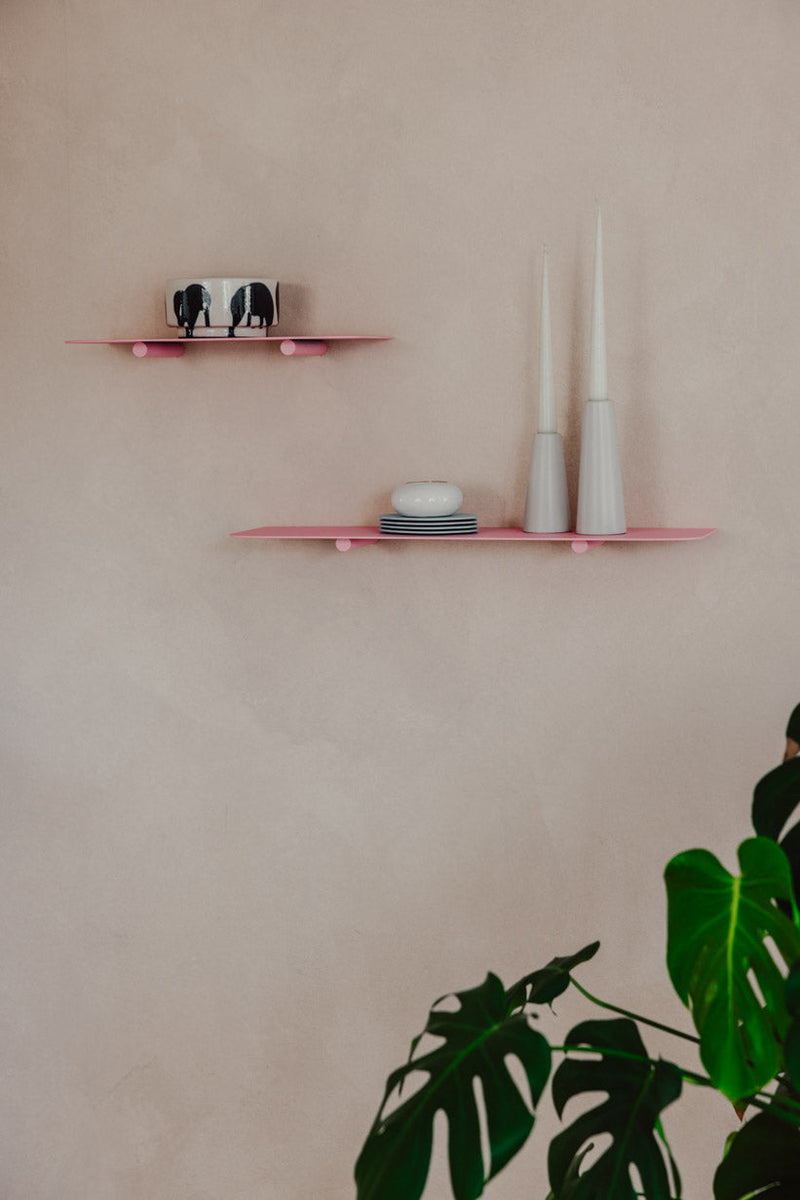 Wandregal LENN in Rosa, minimalistische Gestaltung mit Dekoration auf zwei Ebenen an einer Wand.