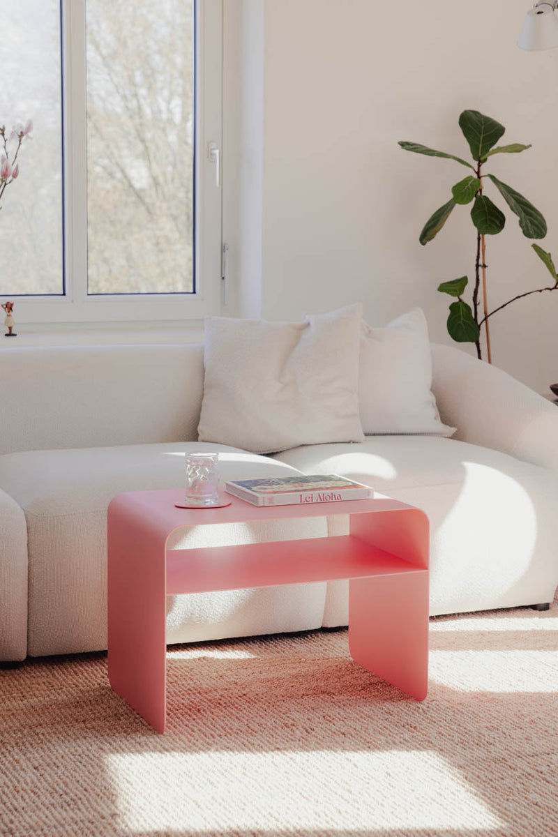El bonito COSMO en rosa no tiene un sofá blanco con Kissen, ideal para mujeres con estilo.