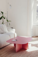 Stylischer Couchtisch Livia in Pink im modernen Wohnzimmer mit hellem Licht und minimalistischem Design.