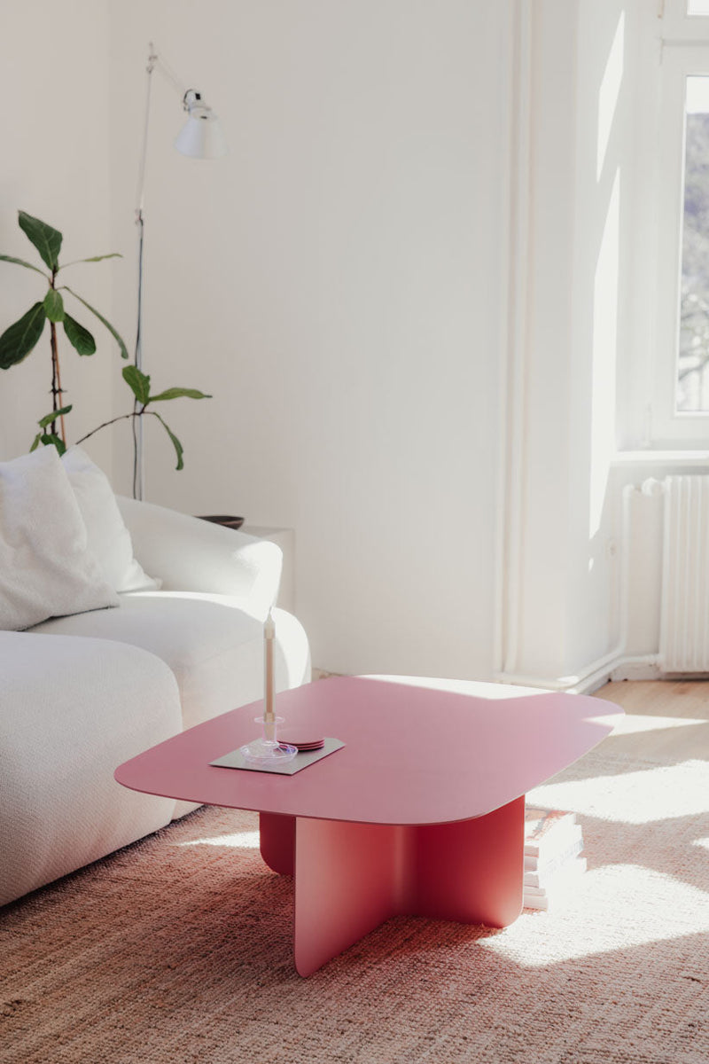 Stylischer Couchtisch Livia in Pink im modernen Wohnzimmer mit hellem Licht und minimalistischem Design.