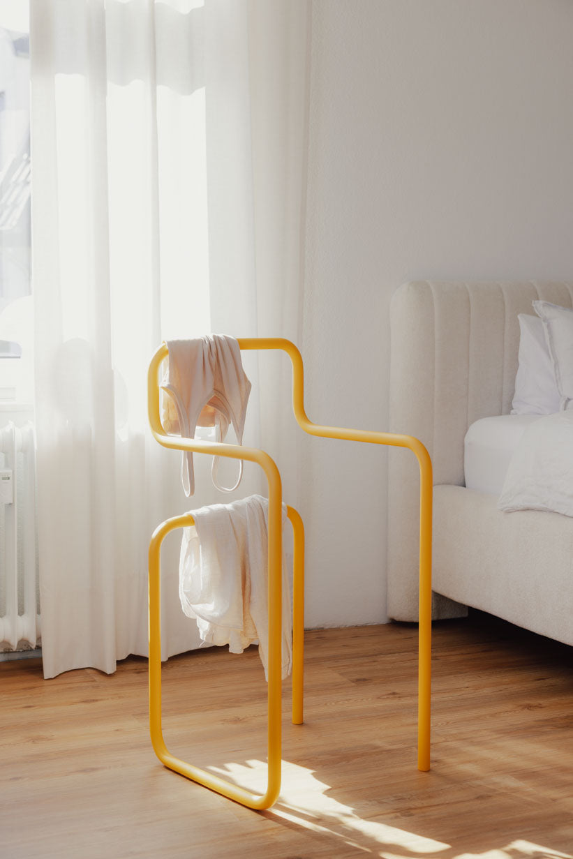 Minimalist Herrendiener JAMES in gelb, ideal for Clothing im Schlafzimmer.