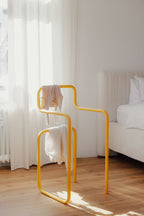 Minimalist Herrendiener JAMES in gelb, ideal for Clothing im Schlafzimmer.
