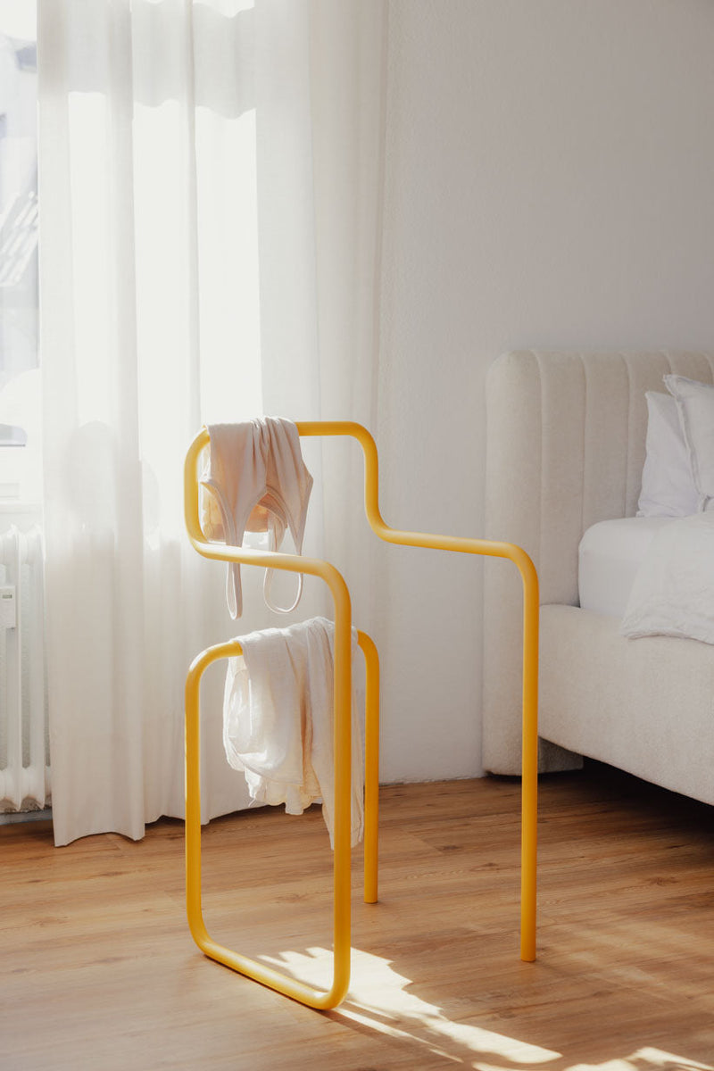 Minimalistischer Herrendiener JAMES in gelb, ideal für Kleidung im Schlafzimmer.