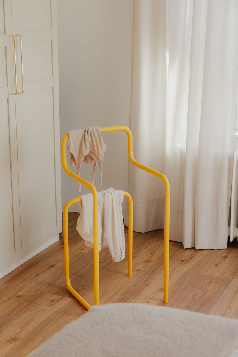 Herrendiener JAMES in gelb, stilvoller Kleiderständer für Schlafzimmer und Ankleidezimmer.