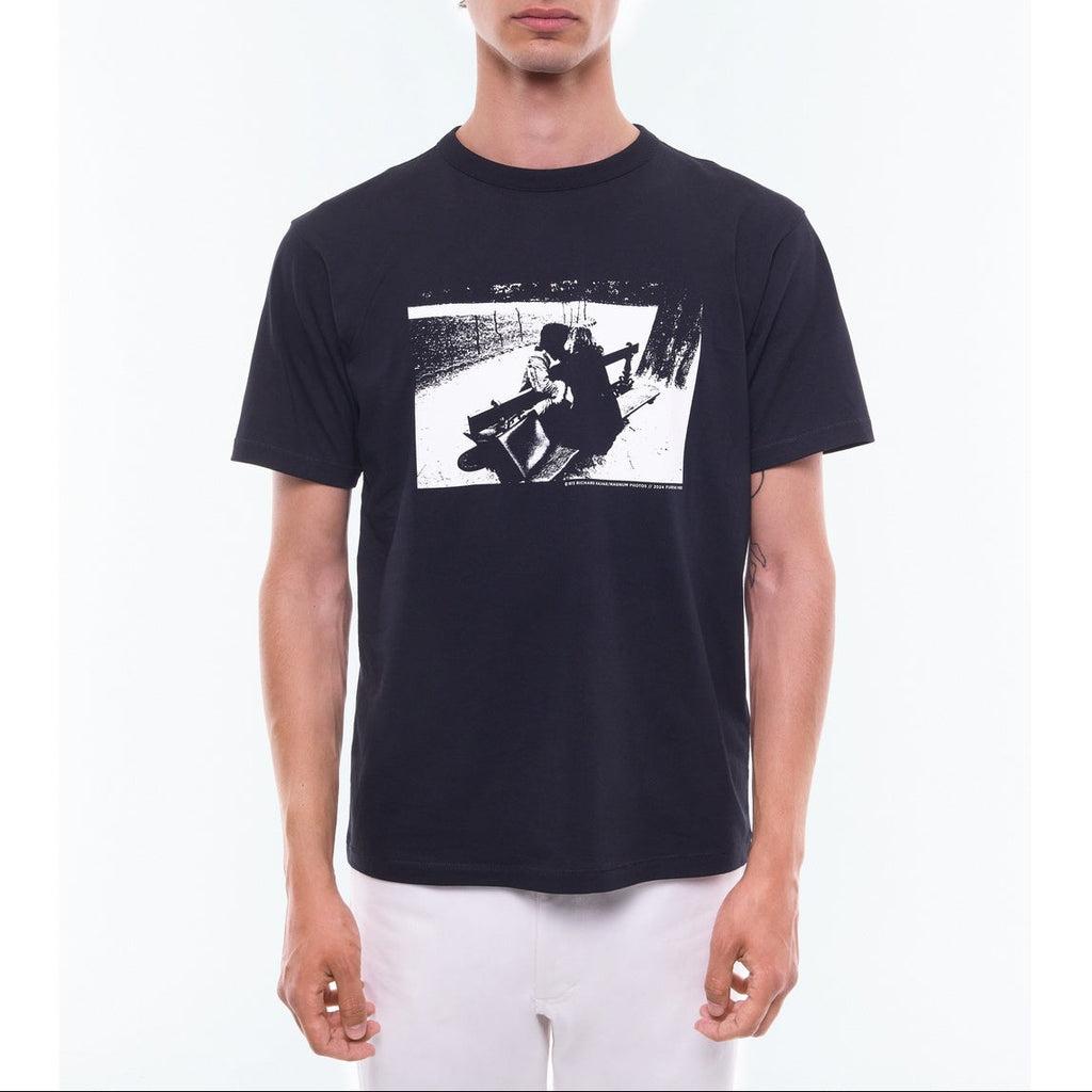 Printed Organic Cotton T-Shirt - Black - Photo Print by Richard Kalvar