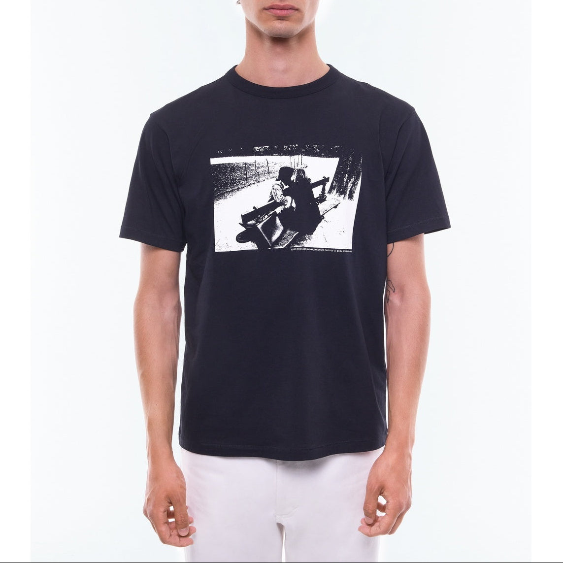 Printed Organic Cotton T-Shirt - Black - Photo Print by Richard Kalvar