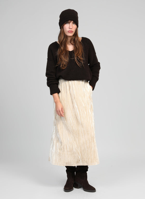 An'ge – Gonna Midi Janais Ecru, modella con maglione marrone, gonna lunga beige e stivali