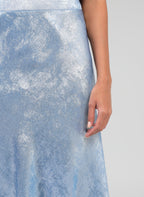 An'ge – Falda larga Janymala Indigo, falda larga azul claro y plateada llevada por una modelo