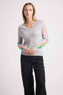 Jersey Java Rainbow Stripes Cuello en V - Gris Perla - 100% Cachemira Oeko-Tex - Mujer