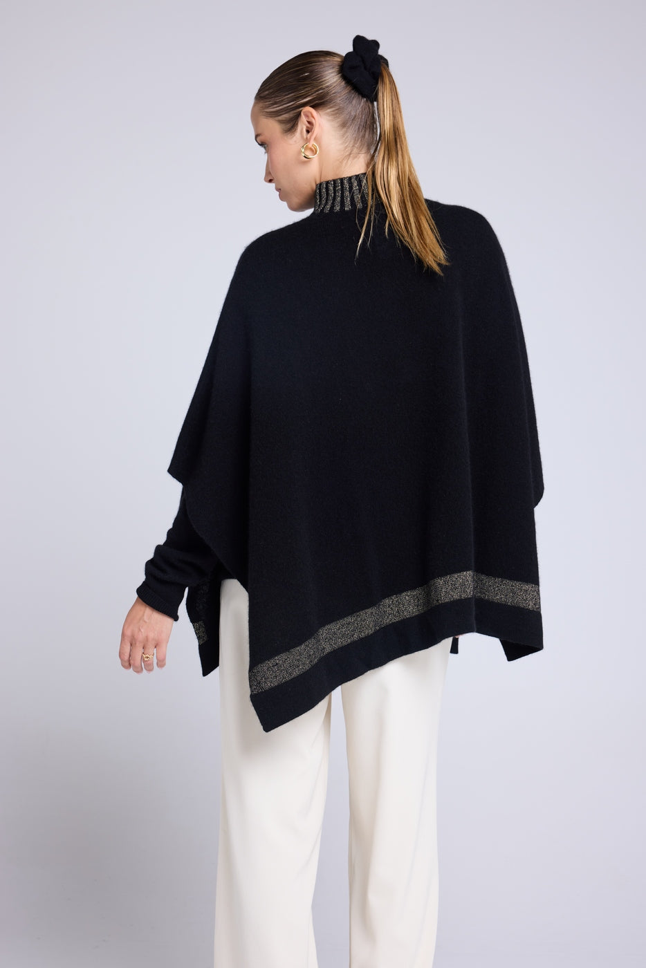 Poncho de Cuello Alto con Cremallera Joy - Negro Dorado