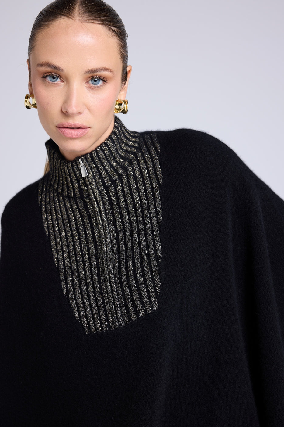 Poncho de Cuello Alto con Cremallera Joy - Negro Dorado
