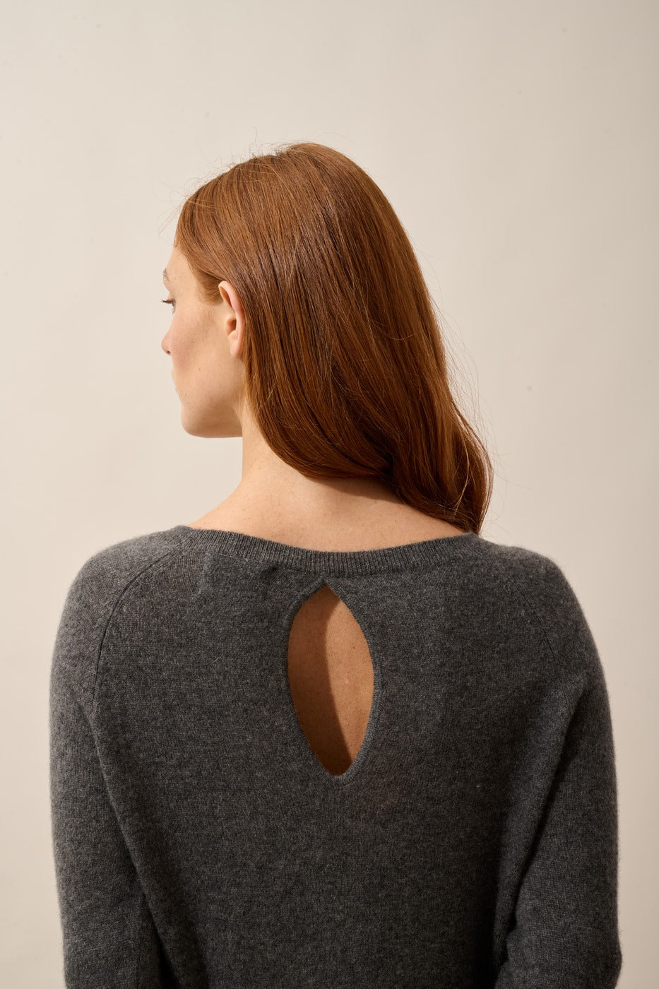 Jersey de Cuello Barco con Abertura en la Espalda - Abigail - Gris Antracita Vigoré