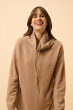 Jersey de Cuello Alto con Cordón Ajustable y Aberturas Laterales - Melrose - Camel Vigoré