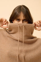 Jersey de Cuello Alto con Cordón Ajustable y Aberturas Laterales - Melrose - Camel Vigoré